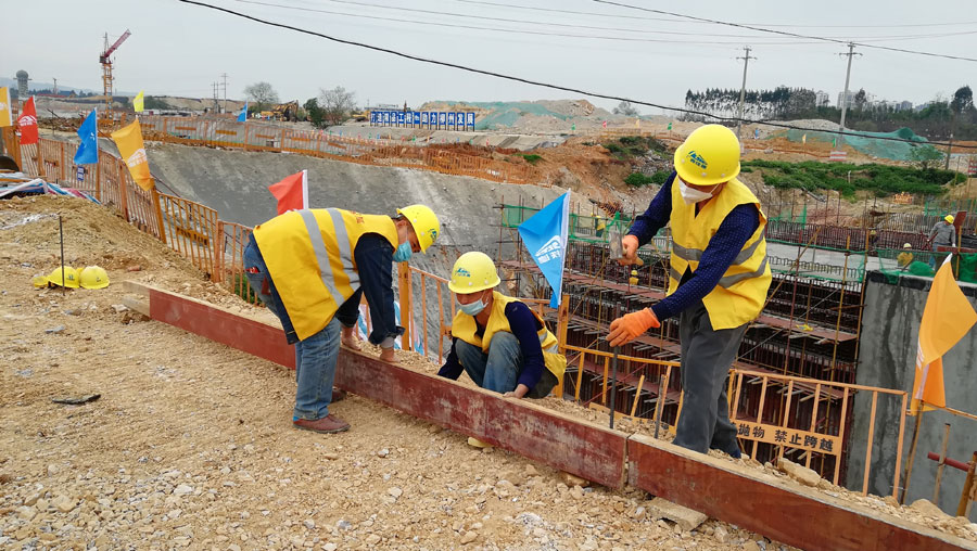 广西下穿最大铁路编组场工程复工提速 300多名劳务工返岗