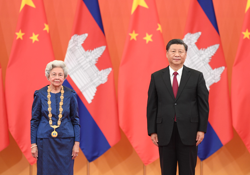 习近平为柬埔寨太后莫尼列举行中华人民共和国“友谊勋章”颁授仪式